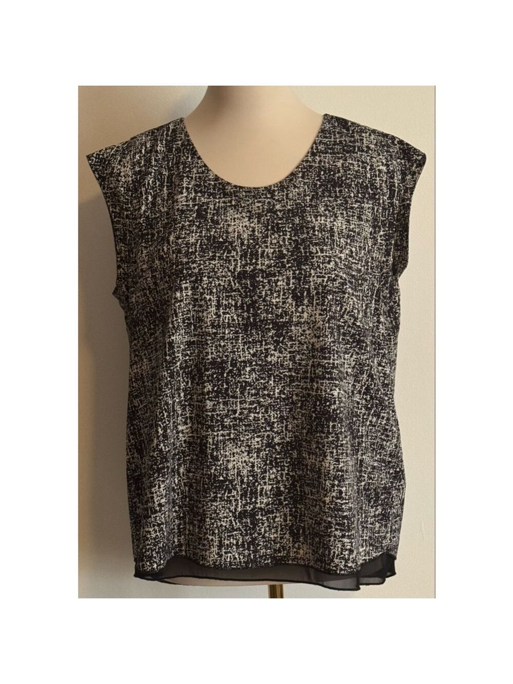 Women's Banana Republic Petite M Black White Printed Tank Top